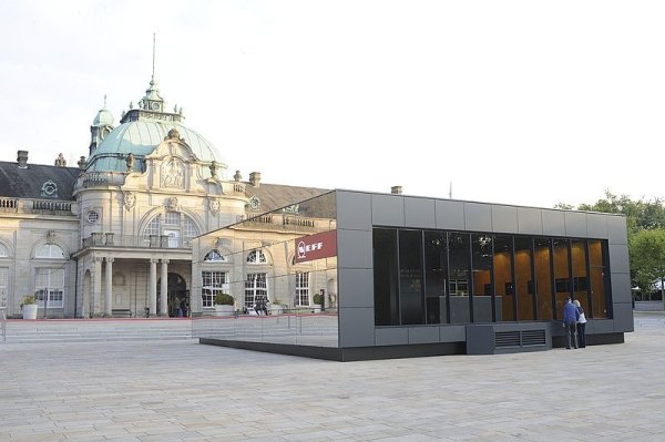 Der Kubus zur Präsentation der neuen Backofen-Serie bietet ungewöhnliche Sichtweisen auf das Kaiserpalais. - © FOTO: SANDRA C. SIEGEMUND