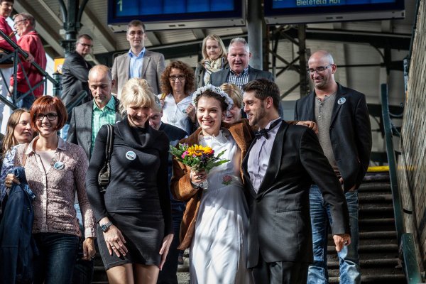 Eisenbahn-Krimi: Die Schauspieler des Landestheaters um Markus Hottgenroth begeistern ihre für das Stück geschaffene Hochzeitsgesellschaft mit dem großen Finale am Detmolder Bahnhof. - © Foto: Gocke