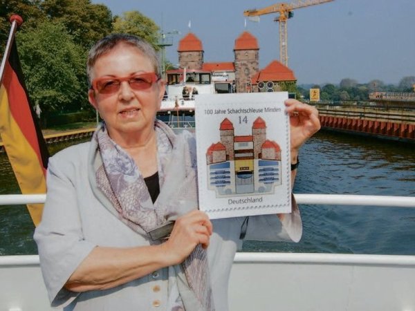 Grafikerin Ursula Lautenschläger mit ihrer Zeichnung. Statt mit 14 Cent ist die Marke nun mit 45 Cent ausgezeichnet. - © FOTO: LKP