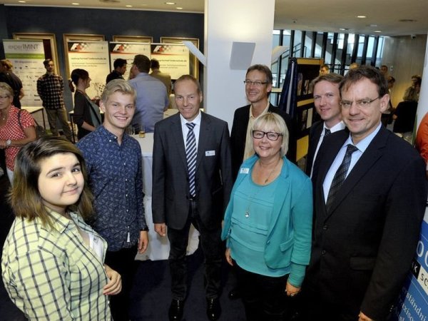 Schüler Katrin Ehrstein und Ruven Weithöner, Carsten Bleckmann, Klaus Blenk, Kathrin Adämmer, Bodo Venker und Swen Binner (v. l.) - © FOTO: SANDRA SANCHEZ
