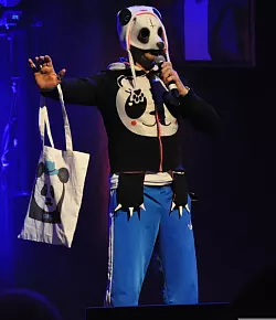 Mit Pandermaske: Auch der bekannte Rapper Cro wurde imitiert. - © Henning Tonn