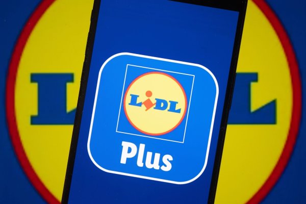 Der Rechtsstreit zwischen Verbraucherschützern und dem Discounter Lidl um die «Lidl Plus»-App geht in die nächste Runde. (Archivbild) - © Sebastian Kahnert/dpa