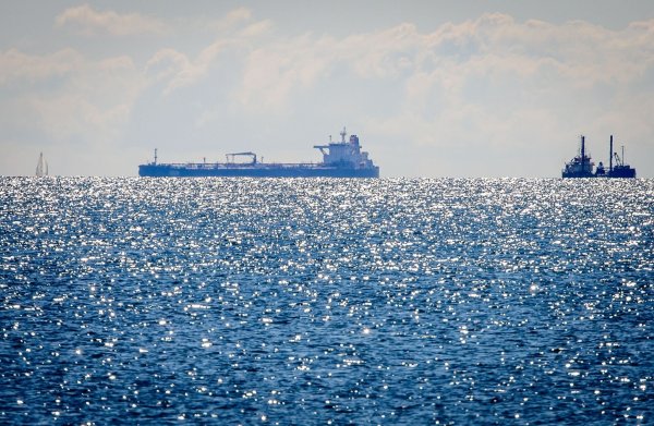 Die russische Schattenflotte ist laut Greenpeace eine Gefahr für die Ostsee. (Archivbild) - © Jens Büttner/dpa