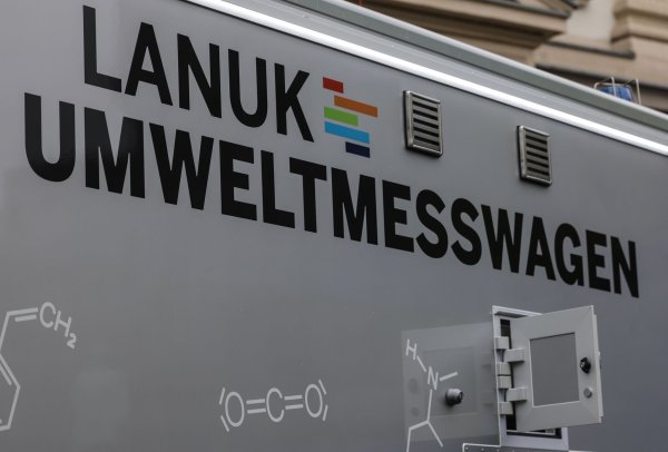 In diesem mehr als eine Million Euro teuren Messwagen können mehr als 1.000 Luft-Schadstoffe in Sekundenschnelle analysiert werden. - © Oliver Berg/dpa