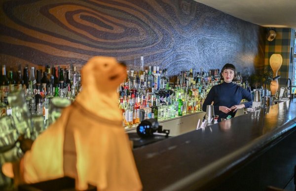 Die Bar «Green Door» mit langem Holztresen beschreibt sich selbst als American Bar und befindet sich in Berlin in der Winterfeldtstraße in Schöneberg. - © Jens Kalaene/dpa