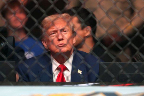 Trump gilt als Fan der Kampfsport-Liga UFC und saß mehrfach selbst im Publikum. (Archivbild) - © Steve Marcus/Las Vegas Sun via AP/dpa