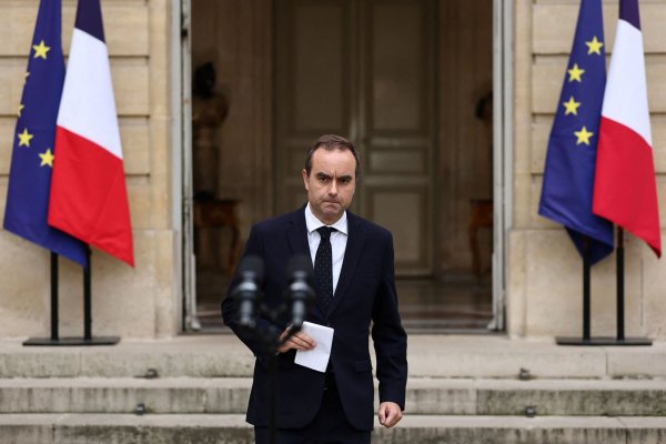 Frankreich steckt in einer schweren Politikkrise. - © Stephane Mahe/Reuters Pool/AP/dpa