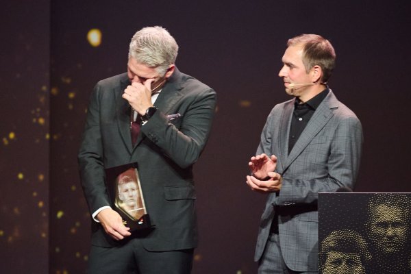Bastian Schweinsteiger (l) zählt jetzt zu den Mitgliedern der Hall of Fame des deutschen Fußballs. - © Bernd Thissen/dpa