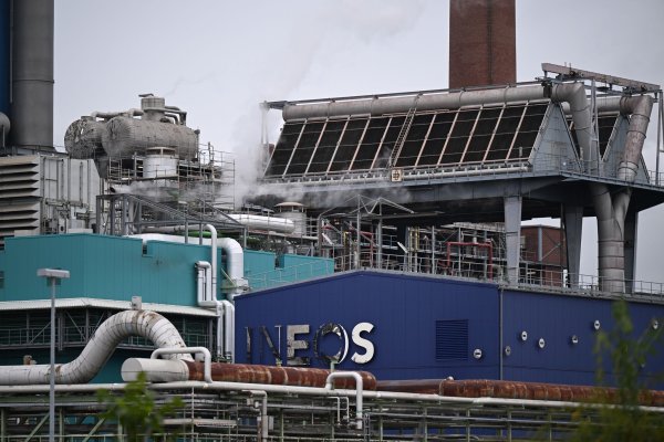 Der Ineos-Standort in Köln bleibt erhalten, zwei Werke in Rheinberg sollen hingegen dichtgemacht werden. - © Wolf von Dewitz/dpa