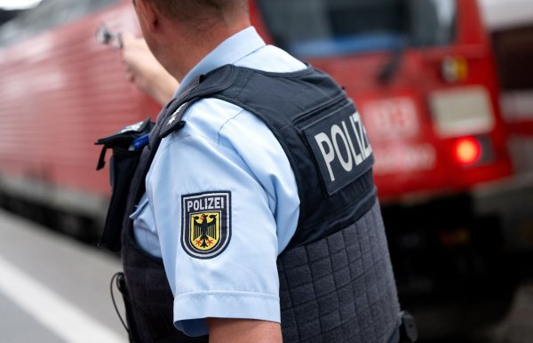 Die Polizei sucht nach den vier unbekannten Angreifern. (Symbolbild) - © Sven Hoppe/dpa