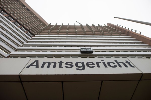 Das Amtsgericht Köln hat zwei Klimaaktivisten zu Bewährungsstrafen verurteilt. (Symbolbild) - © Thomas Banneyer/dpa