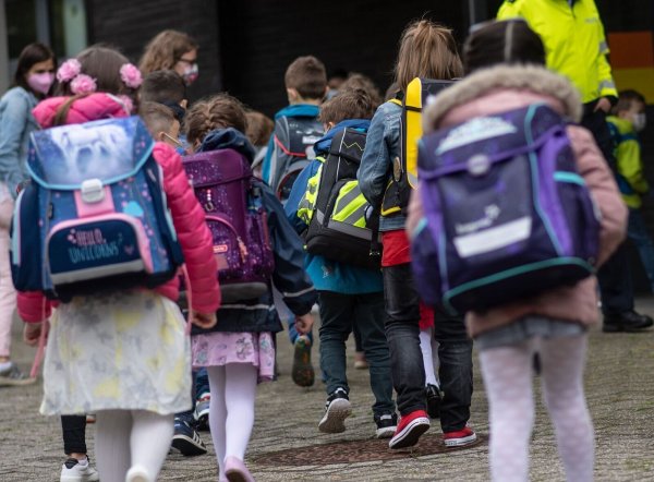 Nordrhein-Westfalen will die Bildungschancen der Schülerinnen und Schüler verbessern. (Archivbild) - © Bernd Thissen/dpa