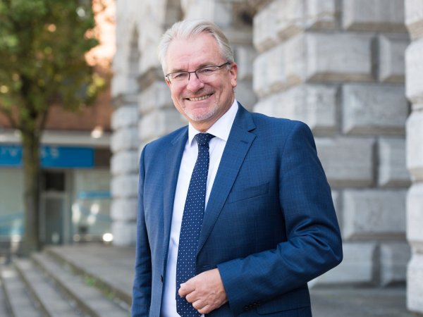 Marc Buchholz wähnte sich am Stichwahlabend zunächst als Verlierer, darf aber nach einer Wahlpanne hoffen. Zunächst wird aber neu ausgezählt. - © Helena Grebe/Stadt Mülheim an der Ruhr/dpa