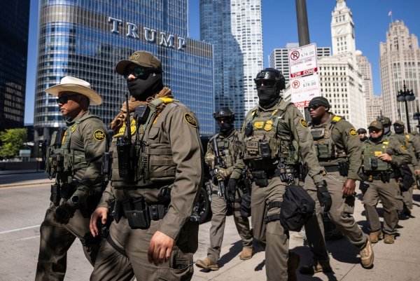 Chicago und Illinois verklagen die US-Regierung zu Nationalgarde-Einsätzen. (Archivbild) - © Ashlee Rezin/Chicago Sun-Times/AP/dpa