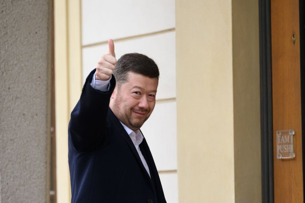 Der Vorsitzende der Partei Freiheit und direkte Demokratie (SPD), Tomio Okamura, begrüßt Fotografen auf seinem Weg zu Präsident Pavel, der ihn zu einer Nachwahlberatung eingeladen hatte. - © Kamaryt Michal/CTK/dpa