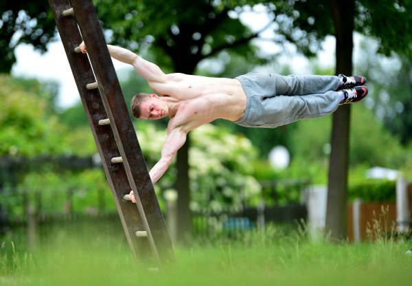 Turnen an Barren, Stangen und Leitern: Calisthenics ist eine Fitness-Art, bei der es um Kraft geht und den Einsatz des eigenen Körpergewichts. Eine entsprechende Anlage soll nun in Detmold gebaut werden. - © Daniel Kaiser