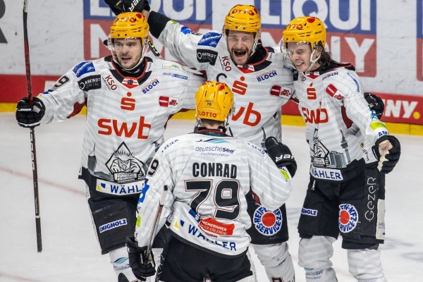 Die Fischtown Pinguins sind mit einem Sieg in die Halbfinal-Playoffs gestartet. - © Andreas Gora/dpa/Archivbild