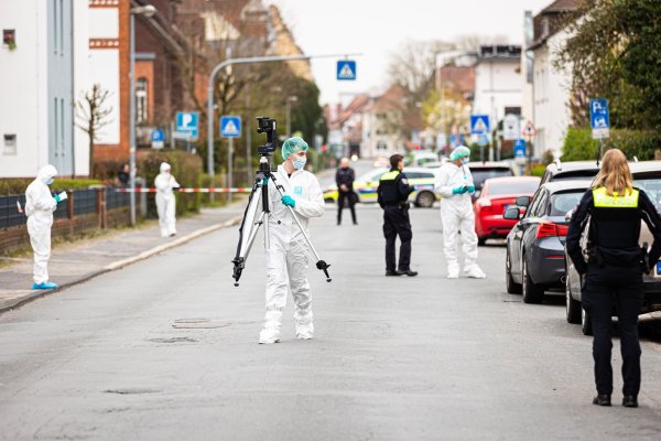 Mitarbeiter der Spurensicherung der Polizei arbeiten am Tatort in Nienburg. - © Moritz Frankenberg/dpa