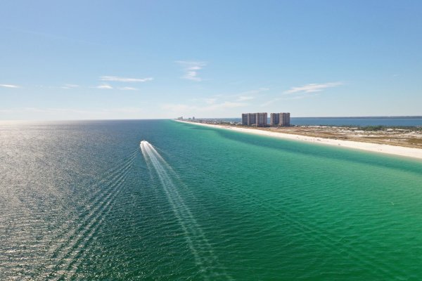 Schier endloser Strand: Pensacola Beach liegt auf einer Insel vor der Stadt am Golf von Mexiko. - © Calliope Films/Visit Florida/dpa