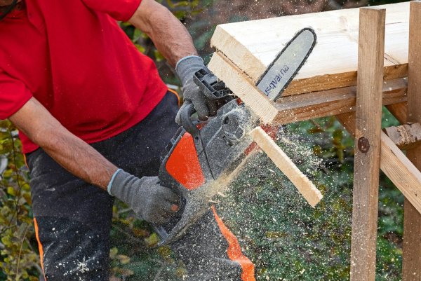 Identischer Versuchsaufbau für den Test: Zwölf Akku-Kettensägen bis 400 Euro wurden miteinander verglichen. - © selbst ist der Mann/dpa-tmn