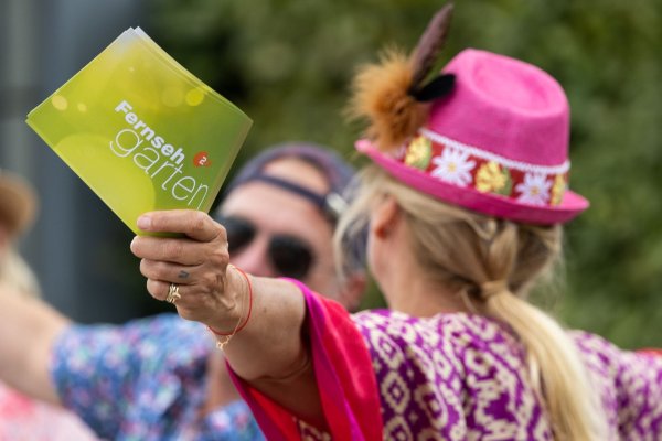 Kult für viele sonntags im Sommer: Andrea Kiewel (genannt «Kiwi») und der aus Mainz gesendete «ZDF-Fernsehgarten». (Archivbild) - © Hannes P Albert/dpa