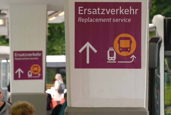 Am Freitagmorgen ist der Ersatzverkehr auf der Strecke Hamburg-Berlin angelaufen. (Archivbild) - © Marcus Brandt/dpa