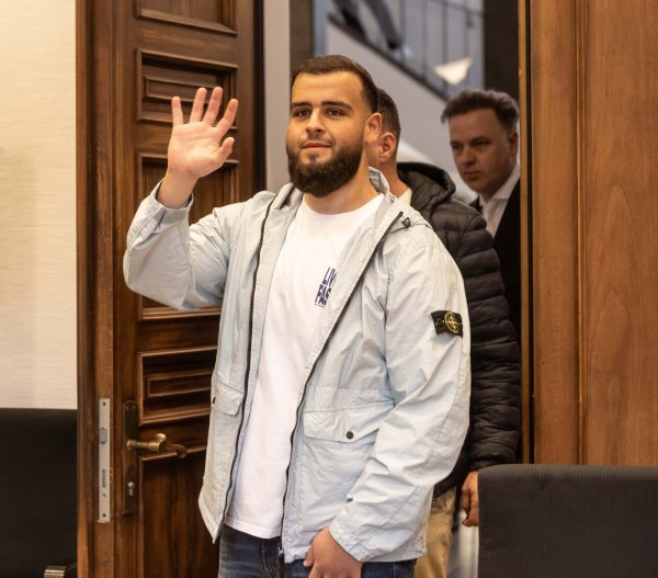Nach einem milden Urteil im Strafprozess muss der Rapper nun noch in Ordnungshaft (Archivbild) - © Dieter Menne/dpa