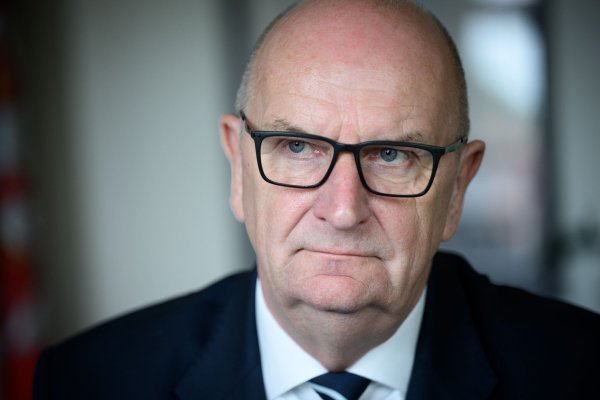 Brandenburgs Regierungschef Dietmar Woidke (SPD) äußerte sich zur Debatte über die SPD-Verfassungsrichterkandidatin Frauke Brosius-Gersdorf. (Archivbild) - © Bernd von Jutrczenka/dpa