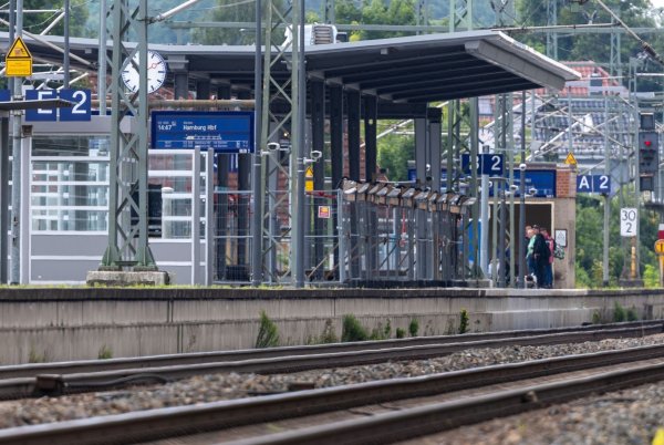 Der Startschuss für die Generalsanierung der Bahnstrecke Hamburg - Berlin ist gefallen. - © Jens Büttner/dpa