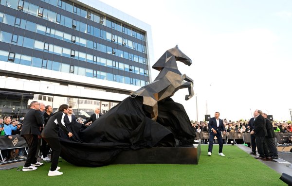 Vor Vereinslegenden und tausenden Fans wurde am Borussia-Park ein riesiges, bronzenes Fohlen enthüllt. - © Roberto Pfeil/dpa