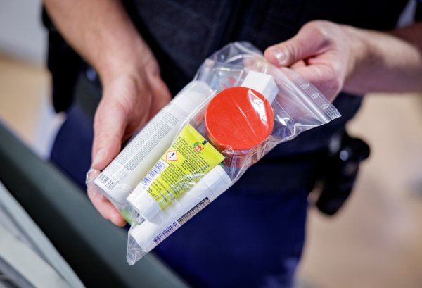 So mussten Flüssigkeiten bislang verpackt werden. (Archivbild) - © Axel Heimken/dpa/dpa-tmn