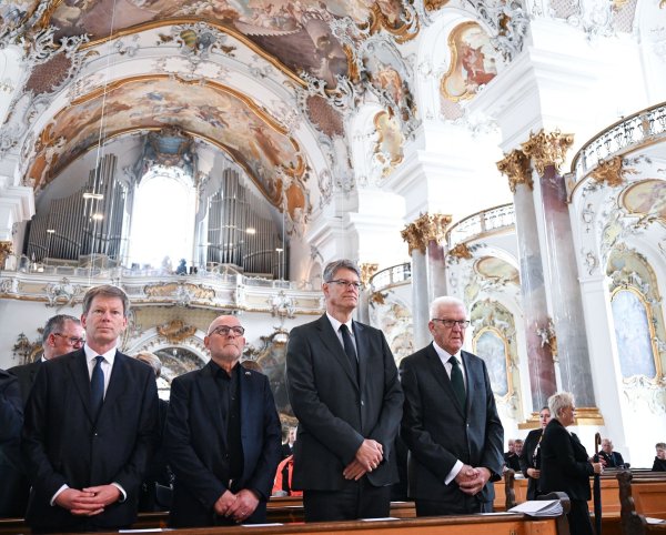 «Unsere Herzen sind voller Trauer», sagte Schnieder in der voll besetzten Kirche Münster Unserer Lieben Frau. - © Bernd Weißbrod/dpa