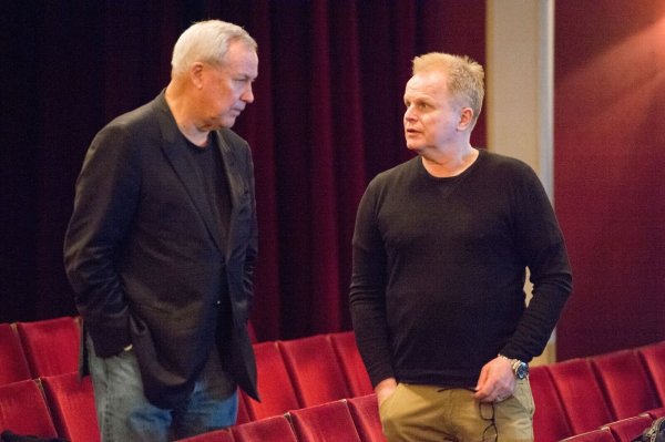 Der Musiker Herbert Grönemeyer (r) und der US-Regisseur Robert Wilson vor zehn Jahren am Berliner Ensemble im Theater am Schiffbauerdamm. (Archivfoto von 2015) - © picture alliance / dpa