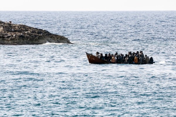 Italien wollte die Asylanträge von auf dem Mittelmeer gestoppten Migranten aus sicheren Herkunftsländern in Albanien prüfen und sie erst dann einreisen lassen. Jetzt äußert sich der EuGH zu einem Aspekt dieses Modells. (Archivbild) - © Cecilia Fabiano/LaPresse/AP/dpa