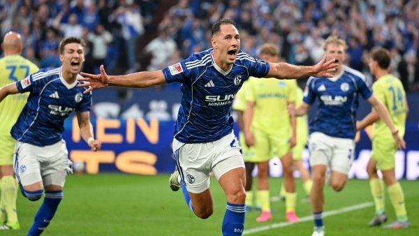 Starke Schalker bejubeln einen perfekten Saisonstart. - © Bernd Thissen/dpa
