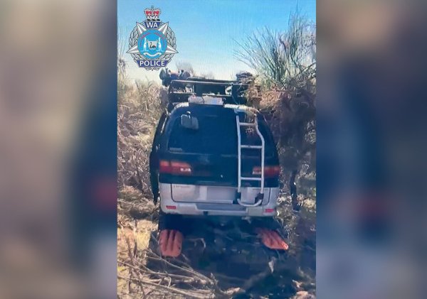 Der schwarze Mitsubishi-Van stand in dichtem Buschland mitten im Outback. - © Supplied/WESTERN AUSTRALIA POLICE/AAP/dpa