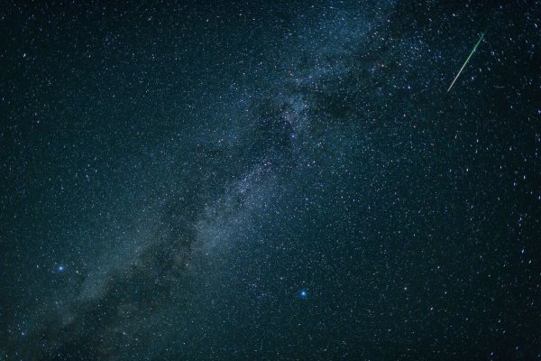 Im August gibt es viele Sternschnuppen zu sehen - die meisten üblicherweise in der Nacht vom 12. auf den 13. August. (Archivbild) - © Matthias Balk/dpa