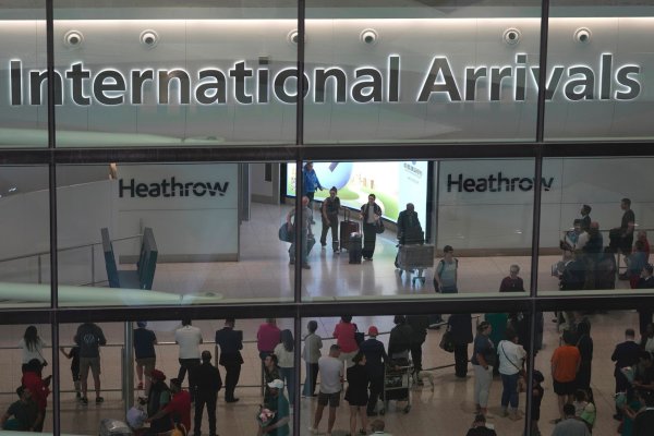 Bis zu 756.000 Flüge pro Jahr sollen am Flughafen Heathrow bald möglich sein. (Archivbild) - © Kin Cheung/AP/dpa