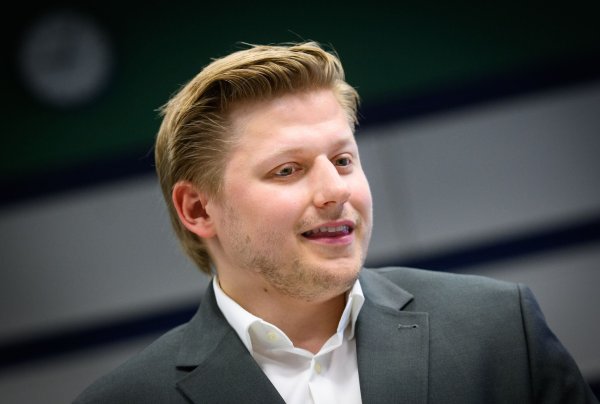 Comedian und Satiriker Sebastian Hotz alias El Hotzo beim Prozess in Berlin. (Archivbild) - © Bernd von Jutrczenka/dpa