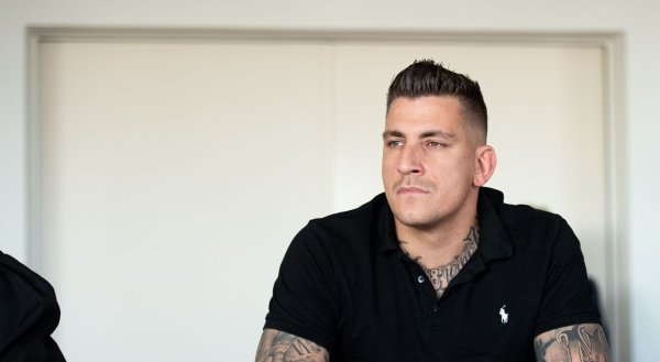 Gzuz, der eigentlich Kristoffer Jonas Klauß heißt, lebt mit seiner Frau und drei Kindern in Halstenbek (Archivbild). - © Daniel Reinhardt/dpa