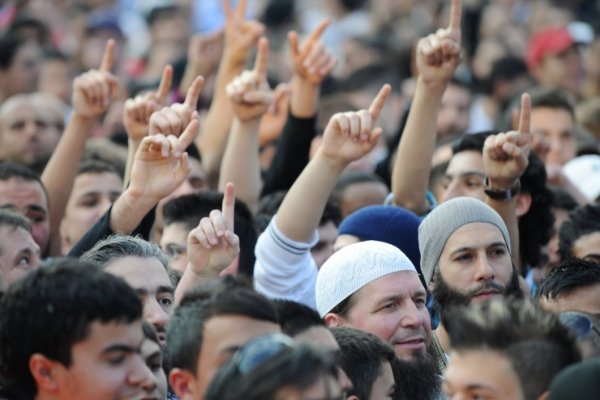 Szene: Das Foto zeigt eine Salafisten-Demonstration in Frankfurt. Herford ist ein wichtiger Hotspot der Szene in NRW. - © Archivfoto: dpa