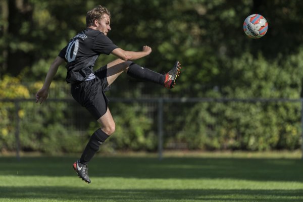 Lucas Stölting und der SuS Pivitsheide kamen im Heimspiel gegen die Reserve des Post-TSV Detmold noch zu einem Punkt. - © Archiv: Egon Penner