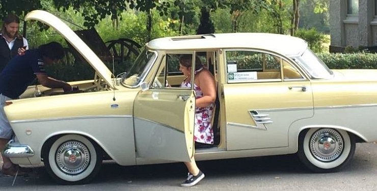 Motorhaube auf und ab dafür: Um den Ford Taunus zu starten, muss neu verkabelt werden. - © Jannik Stodiek