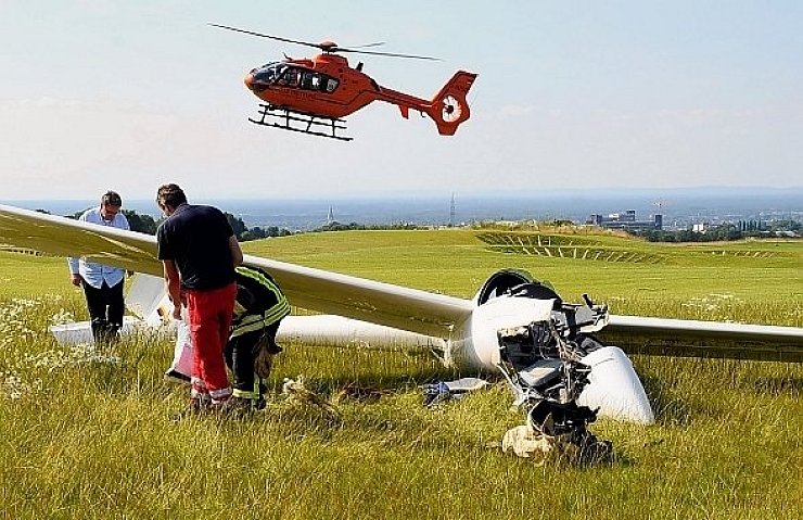 Die Kabine des abgestürzten Segelfliegers. Der Rettungshubschrauber fliegt den schwer verletzten Piloten in eine Spezial-Klinik. - © FOTO: MARC KÖPPELMANN