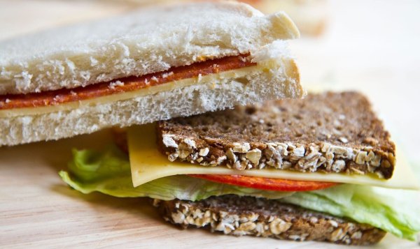Vielfalt bei belegtem Brot: zwischen Vollkornbrot mit Käse und Salat und Toast mit Wurst und Käse. (Symbolbild) - © picture alliance / dpa