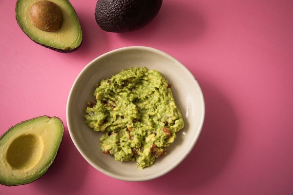 Zerdrückte und gewürzte Avocado bietet sich als leckerer pflanzlicher Brotaufstrich an. - © Christin Klose/dpa-tmn