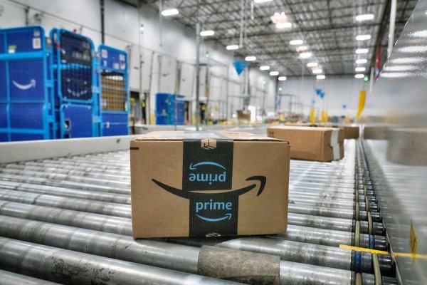 Amazon rechnet damit, dass der starke Dollar den Umsatz im laufenden Quartal drücken wird. (Archivbild) - © Richard Vogel/AP/dpa