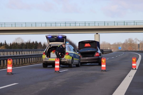 Polizisten stoppen den flüchtigen Autofahrer auf der Autobahn 31. - © Matthias Brüning/dpa