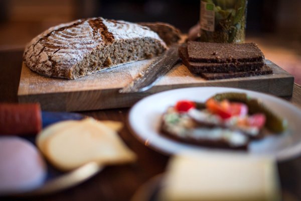 «Abendbrot» wird in Deutschland oft das Abendessen genannt. Zu sich genommen wird es zwischen 17 und 19 Uhr. Stirbt es bald aus, wenn die jungen Leute von heute es weniger mögen als die älteren? (Symbolbild) - © Sina Schuldt/dpa