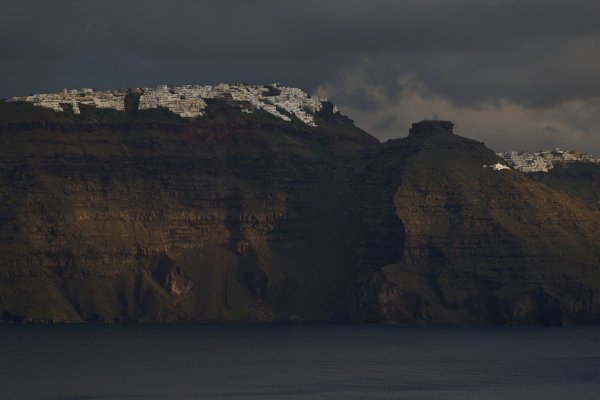 Auf Santorini gilt für mindestens die nächsten 30 Tage der Notstand - © Petros Giannakouris/AP/dpa